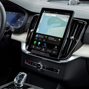 Blick in das neu gestaltete Cockpit mit dem zentralen Display, das aus EX30 und EX90 bekannt ist.(Bild:  Volvo)