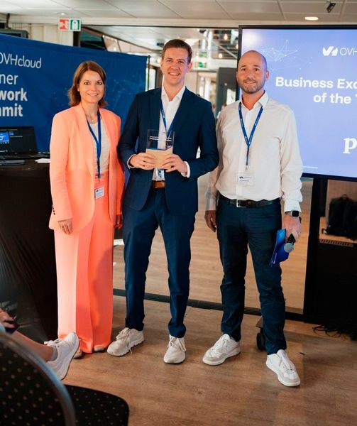 Den OVHcloud-Award „Business Excellence Partner of the Year 2026“ gewinnt Pricewaterhouse Coopers (PwC), überreicht an Maximilian Meißner (m.), Director bei PwC Deutschland und Experte für Cloud & Data Management inbesondere für den Public Sector. (Bild: Patrick Hess)