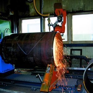 Schnell und präzise arbeitet der Autogen-Schneidbrenner individuelle Ausschnitte in die bis zu 70 mm starken Stahlblechrohre. Während der Cloos-Roboter den Brenner sicher über das eingespannte Rohr bewegt, dreht der Positionierer das Werkstück simultan.