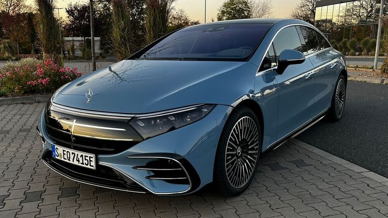 Anders als bislang ist der Stern im Modelljahr 2024 auf die Motorhaube gewandert. Wer möchte, kann aber gegen Aufpreis die AMG-Variante wählen, dann sitzt der Stern vorne auf dem Grill. (Bild: Simon – VCG)