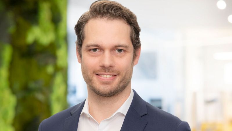 Martin Weiss, DAT, widmet sich beim Deutschen Remarketing Kongress 2024 der heiklen Frage, wie volatil die Restwerte für gebrauchte E-Autos sind.(Bild:  DAT)