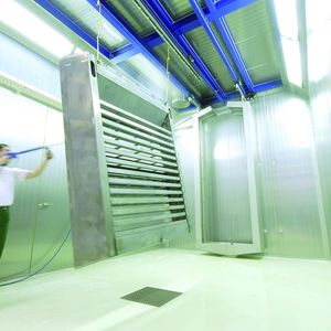 Auch Teile und Baugruppen im XXL-Format sind in der Pulverbeschichtungsanlage gut aufgehoben.