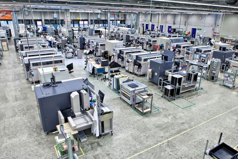 Das Unternehmen richtet seine Fertigung an Wertströmen aus und erfasst die Ökobilanzen der Produkte – und kommt so den definierten Zielzuständen schrittweise näher. (Rohde & Schwarz)