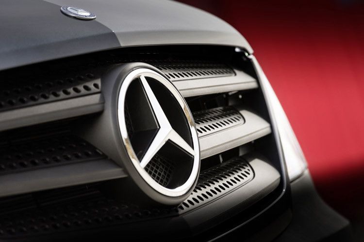 Bestellbar ist der geliftete Sprinter ab Juni, die Auslieferungen starten im September. Allerdings steigen die Preise gegenüber dem aktuellen Modell deutlich. Vor allem die Euro-6-Technik sorgt für einen satten Aufschlag von 1.200 Euro. Bislang startet die Nettopreisliste für den Kastenwagen bei 26.620 Euro. (Foto: Daimler)