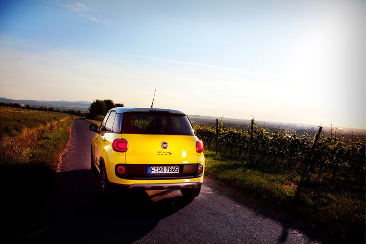 Von hinten verleihen markante Stoßfänger mit Unterfahrschutz dem 500 L Trekking einen Allroader-Look.  (Foto: Fiat)