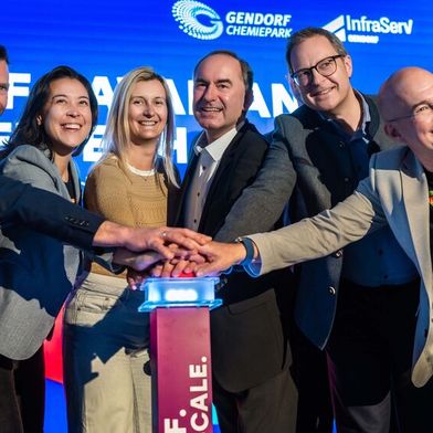 Bayerns Wirtschaftsminister Hubert Aiwanger (Mitte) gab den Startschuss für das „Home of Bavarian Deeptech“ zusammen mit (v.l.) Dominik Gschwendtner (Geschäftsleiter Infraserv Gendorf), Sarah Fleischer (Co-Founder Tozero), Dr. Ksenija Neumann (Co-Founder Tozero), Martin Huber, MdL, und Dr. Christoph von Reden (Vors. Geschäftsleiter Infraserv Gendorf) (Bild: Tom Bauer)