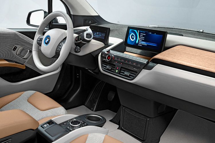 Der Innenraum ist BMW-typisch schlicht, aber relativ futuristisch gestaltet. (Foto: BMW)