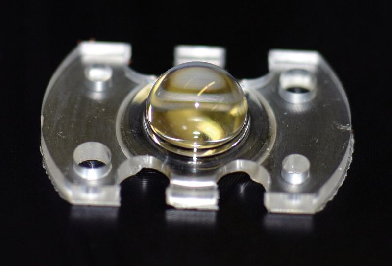 Kunststofflinse mit Anschraubungsmöglichkeit. (Bild: Kugler)