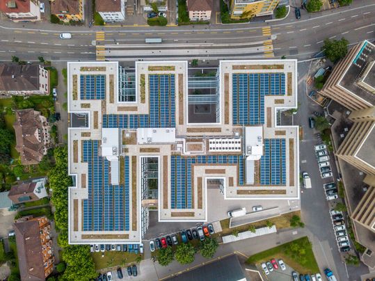 Auf vielen Dächern wird schon Solarstrom produziert. Für Unternehmen kann es Vorteile mit sich bringen, wenn sie PV-Anlagen mit DC-Netzen kombinieren. Auf vielen Dächern wird schon Solarstrom produziert. Für Unternehmen kann es Vorteile mit sich bringen, wenn sie PV-Anlagen mit DC-Netzen kombinieren.
