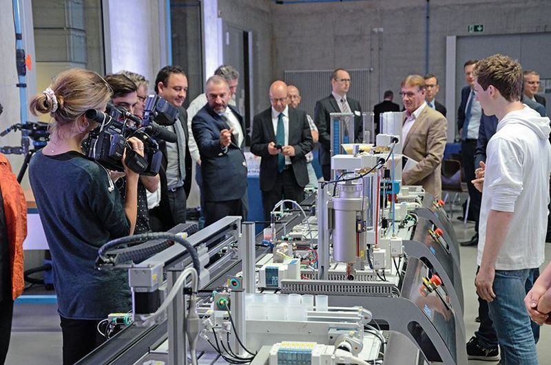 Für die Digitalisierung gilt: Bildung ist eine Grundvoraussetzung. Deshalb investieren die Neuenburger Berufsbildungszentren CPLN und CIFOM in die moderne technische Berufsbildung. Am 14. September feierte das Trainingssystem «Smart Innovative Factory» von SMC in der «Automation Academy» bei der CPLN in Neuenburg Weltpremiere. (SMC)