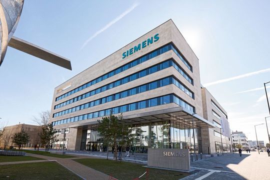 Siemens darf sich über einen starken Auftragseingang freuen und hob zuletzt die Ergebnisprognose an.(Bild:  Siemens AG)