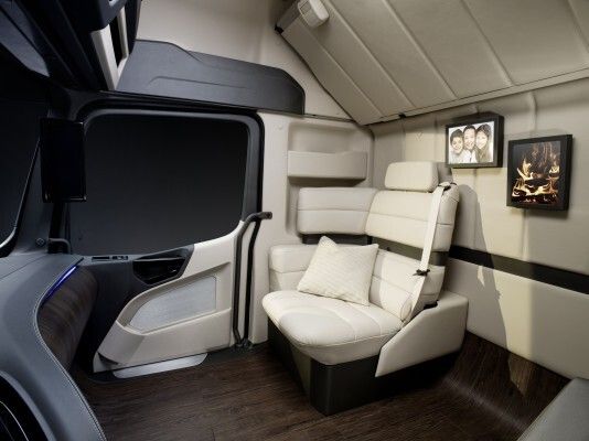 Der Mercedes-Benz Future Truck 2025: Weltpremiere der spektakulären Studie des Lkw von morgen – autonome Fahrt in eine faszinierende Zukunft (Mercedes-Benz)