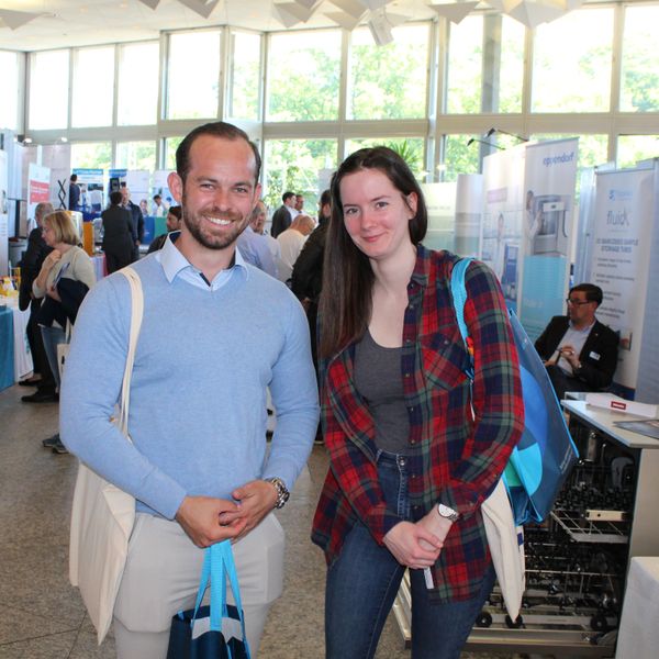 Besucherstimmen der Lab-Supply Leverkusen 2019  Jan Filipp und Agnes Stoer vom Max-Planck-Institut für Chemische Energiekonversion in Mülheim:  Filipp: „Man hat hier persönlichen Kontakt zu den Herstellern, die einem dann auch Lösungsvorschläge direkter geben können. Wir haben zurzeit ein konkretes Problem mit der Verarbeitung mancher Proben; Hier auf der Lab-Supply können wir einfach zu den Herstellern gehen und fragen „Woran kann es liegen?“ Der direkte Kontakt im Gespräch ist angenehmer als Anfragen per E-Mail.“  Stoer: „Die Lab-Supply hilft auch, Alternativen zu unseren Standard-Lieferanten zu finden. Wir bestellen meist aus Gewohnheit bei denselben Herstellern. Hier entdeckt man leichter etwas Neues. Die Angebote und Informationen im Internet rauszusuchen ist hingegen gar nicht so leicht.“  Die nächste Lab-Supply ist am 13. Juni 2019 in Berlin. Weitere Infos zu den kommenden Lab-Supply-Messen finden Sie auf www.lab-supply.info.  (Bild: C. Lüttmann, LABORPRAXIS)