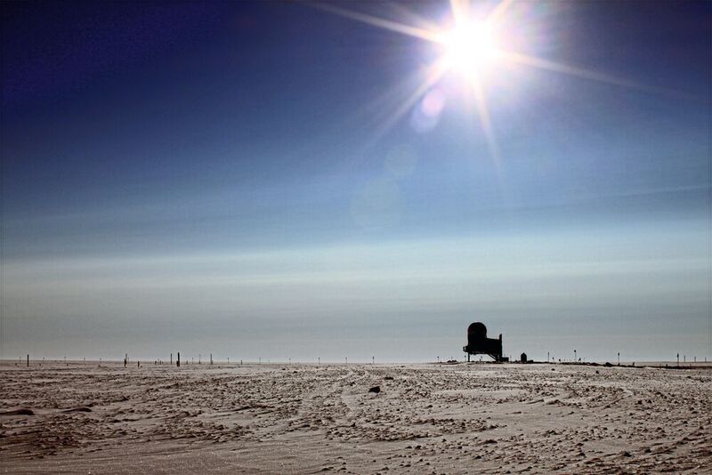 Die Forschungsstation Summit Camp auf dem grönländischen Eisschild, wo bis 1993 ein 3053 Meter tiefer Eiskern (Greenland Ice Sheet Project, GISP2) gebohrt wurde, in dem die Asche der  Okmok-Eruption des Jahrs 43 vor Christus identifiziert wurde.  (© Michael Sigl, Universität Bern)