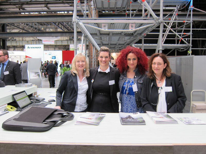 Besa Agaj (2. v. r.), IT-BUSINESS, mit den ALSO-Event-Damen (v. l.): Stephanie Scheips, Sarah Bamberg und Anke Sambale (Bild: IT-BUSINESS)