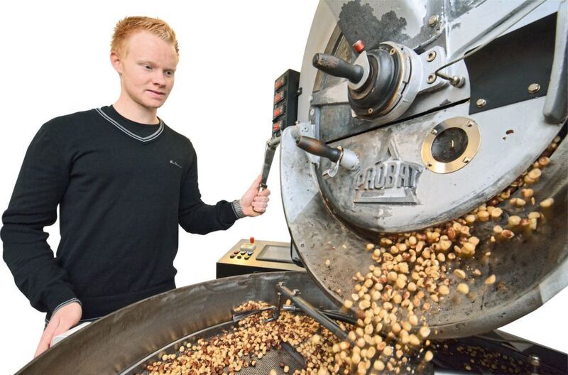 In einer von Martin Stiegler eigenhändig umgebauten Trommelröstmaschine für Kaffeebohnen entlockt der gelernte Landwirt den Haselnüssen ihre einzigartigen, intensiv nach Nougat schmeckenden Aromaöle. (Ströbel)