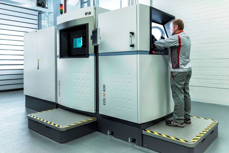 Audi hat ein Metall-3-D-Druck-Zentrum gegründet, in dem derzeit drei Metall-3-D-Drucker installiert sind. Im Bild die Laserschmelzanlage für Stahlbauteile mit 420 mm Kantenlänge, die laut Audi weltweit die bisher größte ihrer Art ist. (Audi/Stefan Warter)