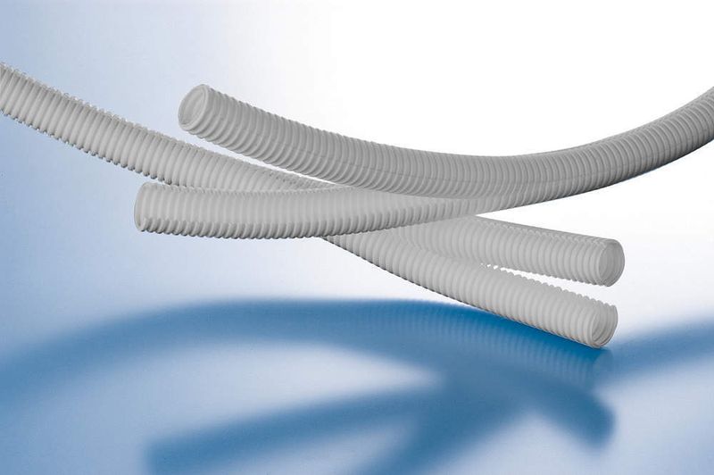 Ein zweigeteiltes Wellrohr von PMA: die beiden längsgeschlitzten Rohrgsegmente schließen gegeneinander formschlüssig ab. (Archiv: Vogel Business Media)