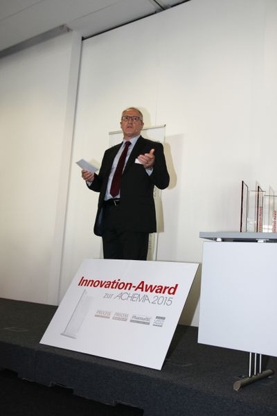 Group Publisher Gerd Kielburger moderierte die Verleihung. Vergeben wurde der Innovation Award in den Kategorien Pumpen/Kompressoren, Mechanische Verfahren, Pharmatechnik, Verpackungs-/Abfülltechnik, Anlagenbau/Verfahren, Armaturen/Dichtungen, Labor-/Analysentechnik sowie MSR-Technik/Prozessautomatisierung. (Bild: Schäffner/PROCESS)