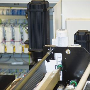 Sämtliche Achsen werden in der Druckmaschine von den Servo Drives 9400 geregelt