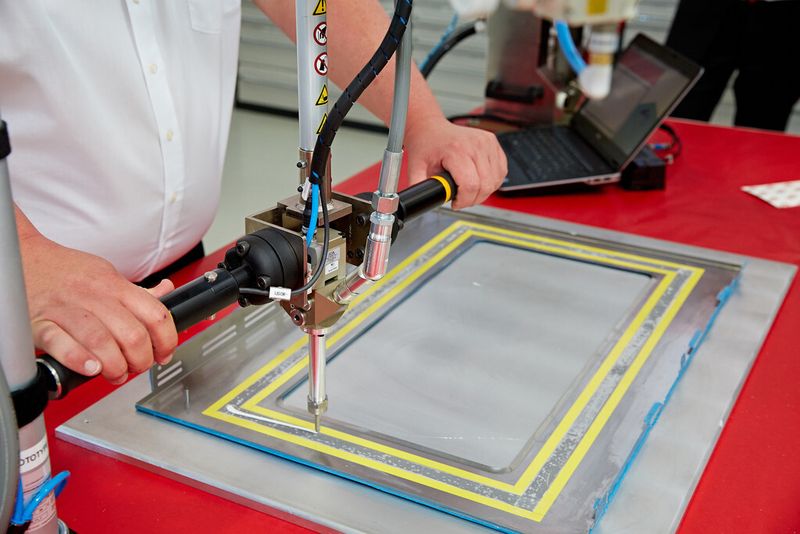 Bei der „intelligenten“ Bedienerführung kann der Mitarbeiter kann das Material nur in zuvor programmierten Bereichen auftragen. Verletzt er die vorgesehenen Bewegungsgrenzen, wird die Zufuhr des Klebstoffs unterbrochen, um Fehler zu vermeiden. (Bild: SCA)