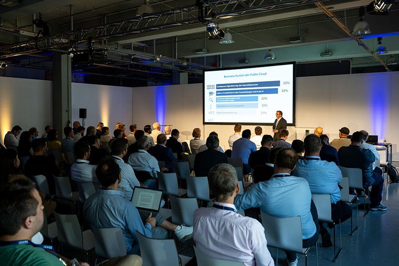 Matthias Zacher, Analyst beim Marktforschungsunternehmen IDC, stellte aktuelle Daten zur Cloud-Nutzung in Deutschland vor. 82 Prozent der Unternehmen setzen die Cloud in produktiven Workloads ein. Der souveränen Cloud kommt in diesem Zusammenhang eine Schlüsselrolle zu. (Bild: Lennart Preiss Fotografie 2023)