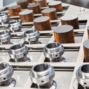 Die Maschine schafft pro Schicht 130 Einschraubstutzen, hier als Rohlinge und nach der Bearbeitung.(Bild:  Schunk)