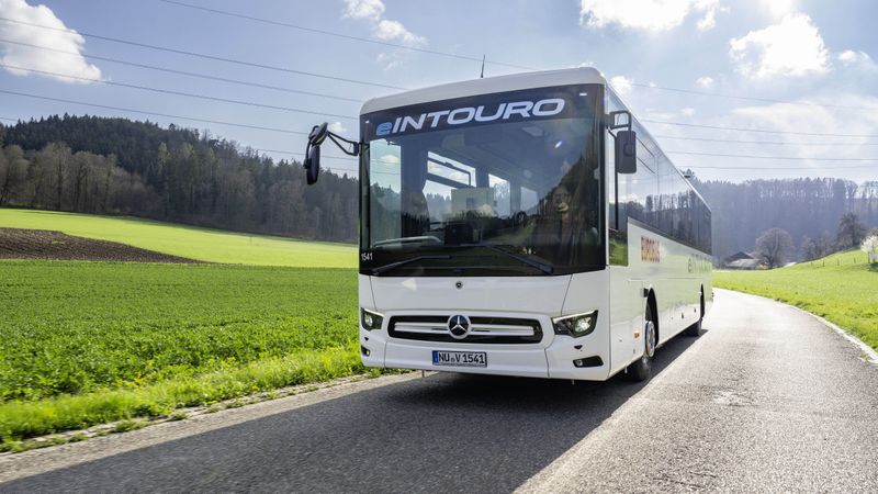 Mercedes-Benz hat erste Modelle des elektrisch angetriebenen Busses E-Intouro mit Kunden erprobt.(Bild:  Daimler Truck)