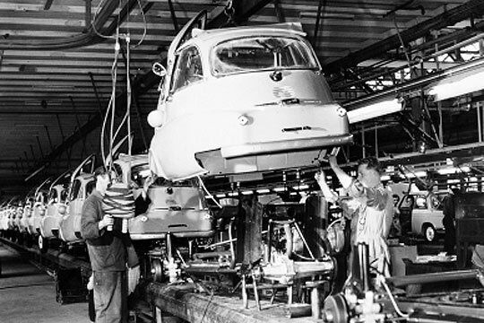 In den fünfziger Jahren wird das Kraftfahrzeuggewerbe zu einem bedeutenden Wirtschaftszweig, die Produktion (hier der BMW Isetta) wächst. Die erste Ausgabe des »kfz-betrieb« als Verbandsorgan erscheint 1953. (Foto: BMW)