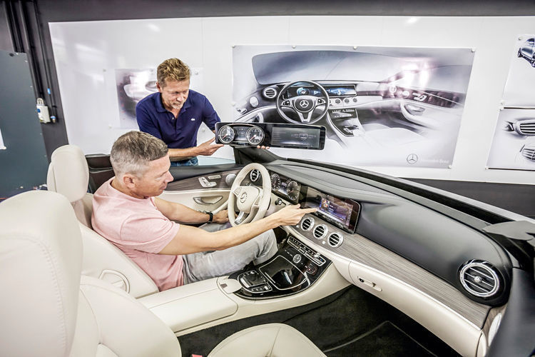 Mit der neuen E-Klasse geht Mercedes-Benz nicht nur den nächsten Schritt hin zum autonomen und vernetzten Fahren; auch bei der Gestaltung des Interieurs beschreiten die Stuttgarter neue Wege. (Foto: Daimler)