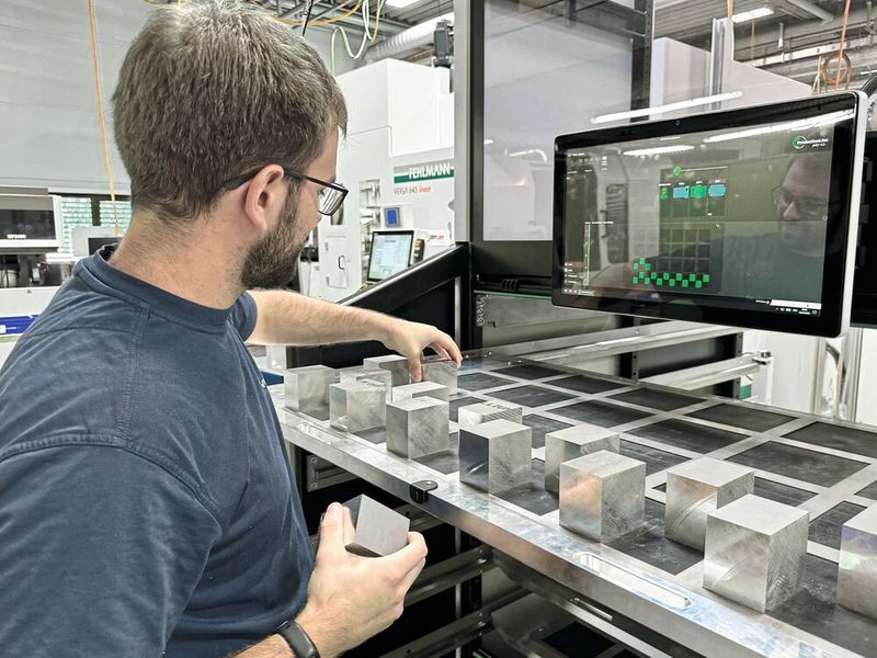 Dank der individuellen Konfiguration des Schubladenrasters können je nach Bedarf werkstückspezifische Rasterbleche für Rohteile integriert werden. (Bild: Erowa AG)