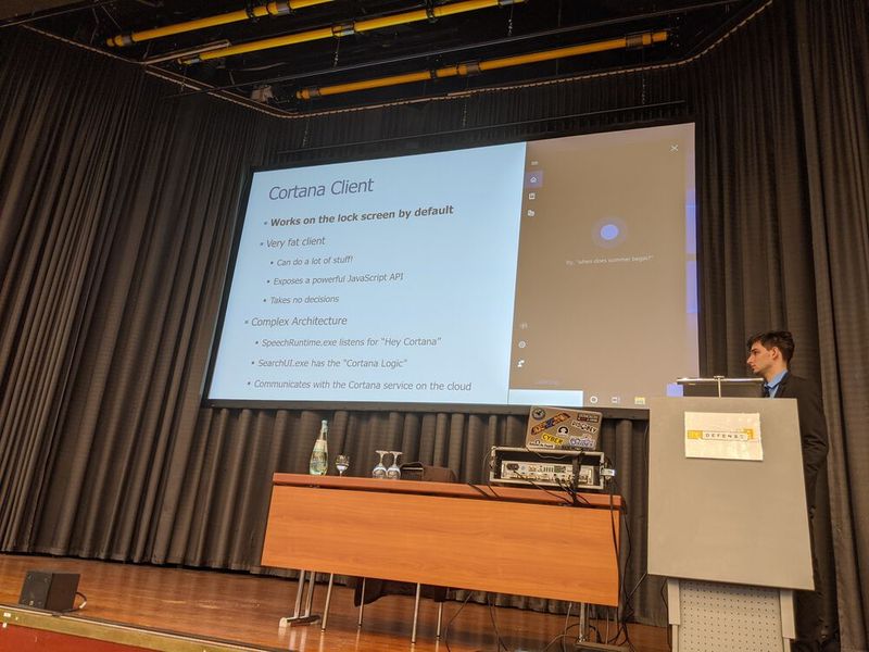 Die Sicherheitsforscher Amichai Shulman und Yuval Ron zeigten, wie sich Sicherheitsmaßnahmen durch Sprachassistenten umgehen lassen. (Bild: Oliver Schonschek)