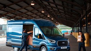 Leichter, stärker und sparsamer: Das Facelift beim Ford Transit soll den Transporter als Nutzfahrzeug rundum effizienter machen. (Ford)