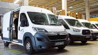 Die Transporter werden in der Halle beladen. Täglich gibt es 18 Tagtouren und fünf Nachttouren im Umkreis von 250 Kilometern. (Bild: Rosenow/»kfz-betrieb«)