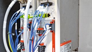 Die 2-kanaligen Servoverstärker der Serie AX5000 unterstützen mit ihrer Reglungstechnik die dynamische Achsansteuerung. (Bild: BOS Innovations)