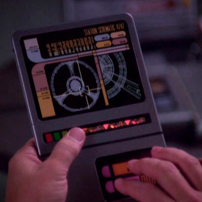 Ein Personal Access Display Device, kurz PADD, aus Star Trek: Die nächste Generation. Das Design des Tabletartigen Rechners, dass Science Fiction Autoren in den 1980ern konzipiert hatten, wurde erst vor wenigen Jahren in einem Patentrechtsstreit zwischen Apples iPads und dem Samsung Galaxy Pad eifrig diskutiert.