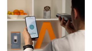 Der Atem-Aceton-Analysator Nutrion wird über eine Smartphone-App bedient und ermöglicht die selbstständige Messung von Atemaceton als Biomarker des Fettstoffwechsels. (Bild: Alivion AG)