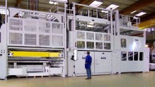 Thermoformmaschine mit automatischer Plattenbeschickung für großvolumige Teile. (Archiv: Vogel Business Media)