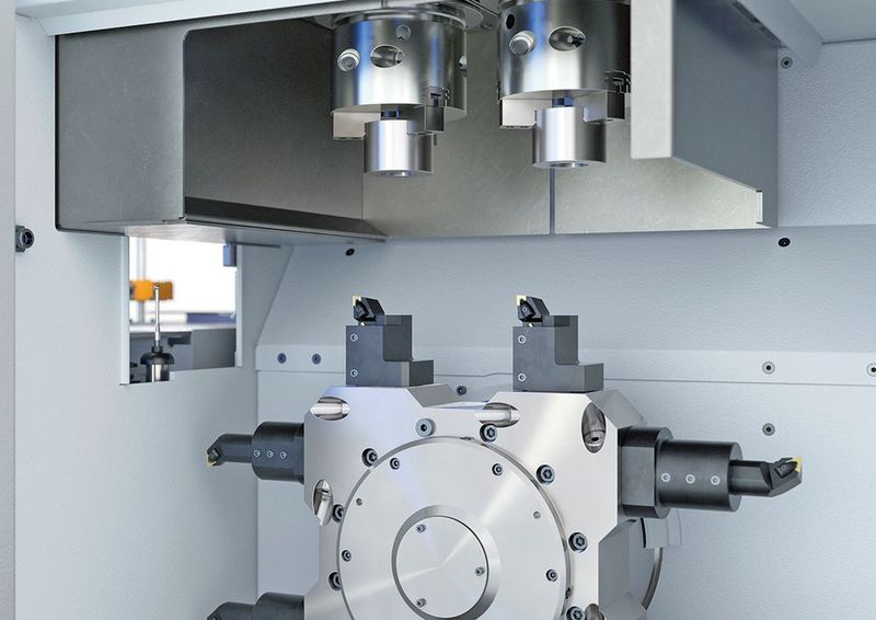 VLC 50 TWIN verfügt über zwei Hauptspindeln in einem Arbeitsraum, mit denen zwei identische Werkstücke (bis 75 mm Durchmesser) simultan bearbeitet werden.  (Emag)