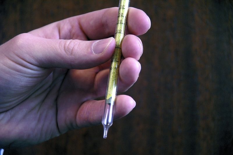 Bild 2: Das Funktionsprinzip der Druckluftmessung ähnelt dem Alkoholtest bei einer Polizeikontrolle: Die Luft durchströmt spezielle Detektorröhrchen, deren Reagenzien auf die Inhaltsstoffe ansprechen.  Bilder: Kruckenberg (Archiv: Vogel Business Media)