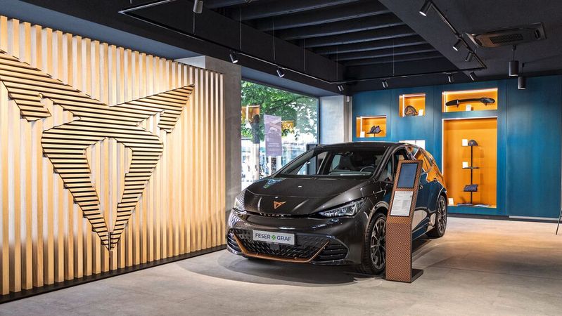 Die neue Cupra Garage in der Nürnberger Altstadt präsentiert sich in der derzeitigen Holz- und Beton-Optik des Fabrikats.(Bild:  Seat Deutschland)