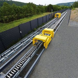 Auf einer einzigartigen neuen Outdoor-Testanlage verfügt Tsubaki Kabelschlepp über mehrere Bahnen – das macht es möglich, gleitende Systeme simultan mit RSC-Lösungen zu testen.