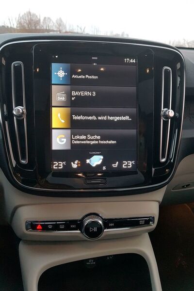Drehschalter und Knöpfe sind im XC40 Mangelware. Fast alles lässt sich über den zentralen Touchscreen im Tabletformat steuern. (Mauritz/»kfz-betrieb«)