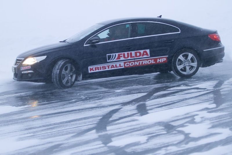 Trotz des kaum vorhandenen Reibwerts klappten auch Einlenken und Bremsen sehr gut. (Archiv: Vogel Business Media)