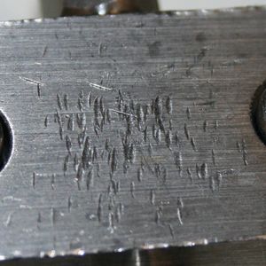 Abb.2: Der für HPLC-Bauteile verwendete Edelstahl 1.4571 ist sehr weich, erkennbar an den Klopfspuren verursacht durch einen Schraubenschlüssel.