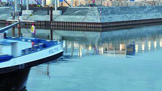 Hallen im Nordhafen: Die enge Verzahnung der Duisport Packing Logistics GmbH mit der Duisburger Hafen AG beschert den Kunden willkommene Synergieeffekte. (Bild: Duisport/Rolf Köppen)