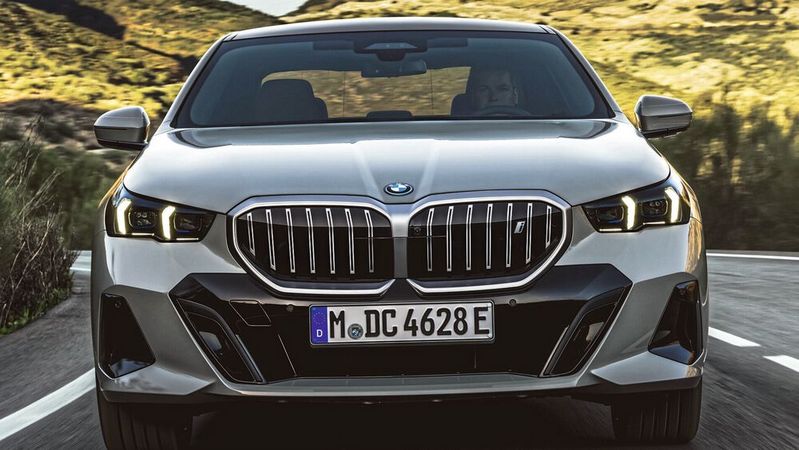 Der neue 5er kommt mit mittig leicht abgesenkter Haube. (Bild:  BMW)