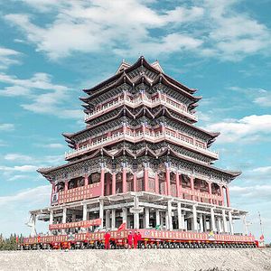 Es galt, fünf historische Gebäude zu versetzen, wie TII Scheuerle präzisiert. Allein das Hauptgebäude wog 10.000 Tonnen. Mit zwei Nebengebäuden, einem Torbogen und einer Stellwand kam man auf insgesamt 11.450 Tonnen, die über schwieriges Terrain bewegt wurden.(Bild:  TII Scheuerle)