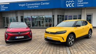 Farbenfroh waren sowohl der getestete Renault Scenic (li.) als auch der Ford Capri (re.).  (Bild: Achter )