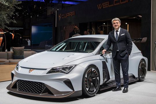 Posing in Genf: Luca de Meo mit dem Cupra E-Racer.(Bild:  Gomoll / Pressinform)